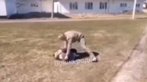 Ουκρανός στρατιώτης χτυπάει αλύπητα ρωσόφωνο παιδι