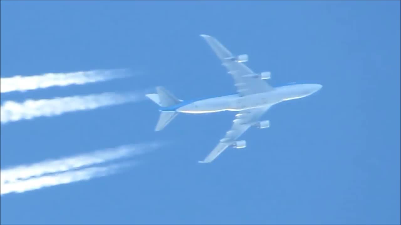 Chemtrails/SRM Aircraft over England.Alan Watt on Geoengineering. HD