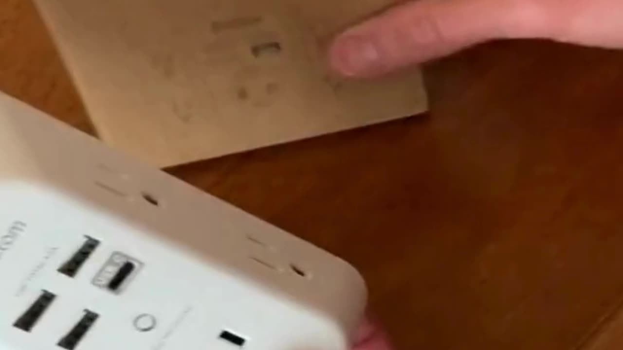 This Wall Surge Protector adds 5 Outlets 3xUSB-A & 1xUSB-C!😍