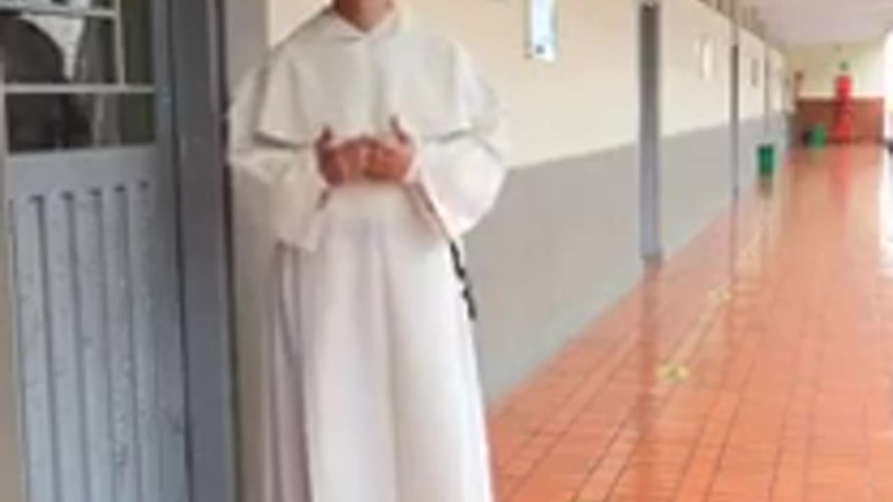 Sacerdote habla sobre las idiologías del socialismo comunista
