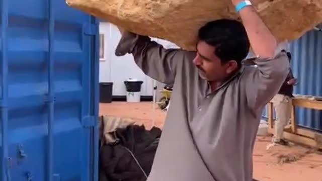 ये आदमी है या भगवान