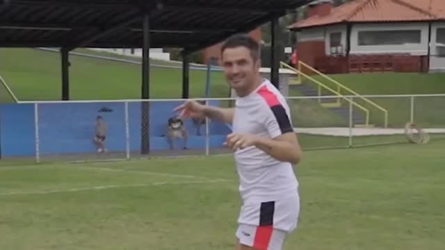 Best futsal player in the world detonates hitting the crossbar - Falcão! ⚽