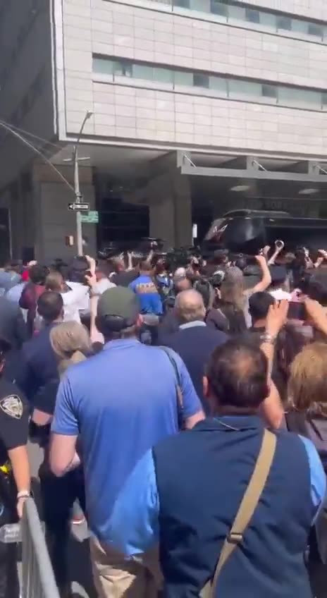 Robert De Niro who is involved in Human Trafficking - Called Trump-Supportes "Gangsters"