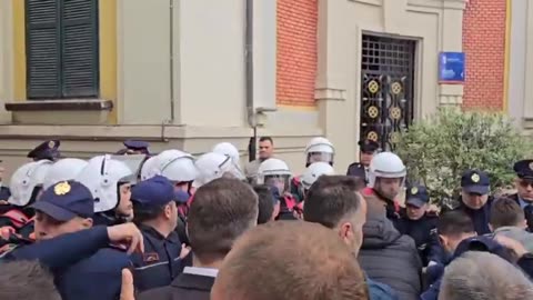 Protestuesit perplasen me policine te bashkia e Tiranes