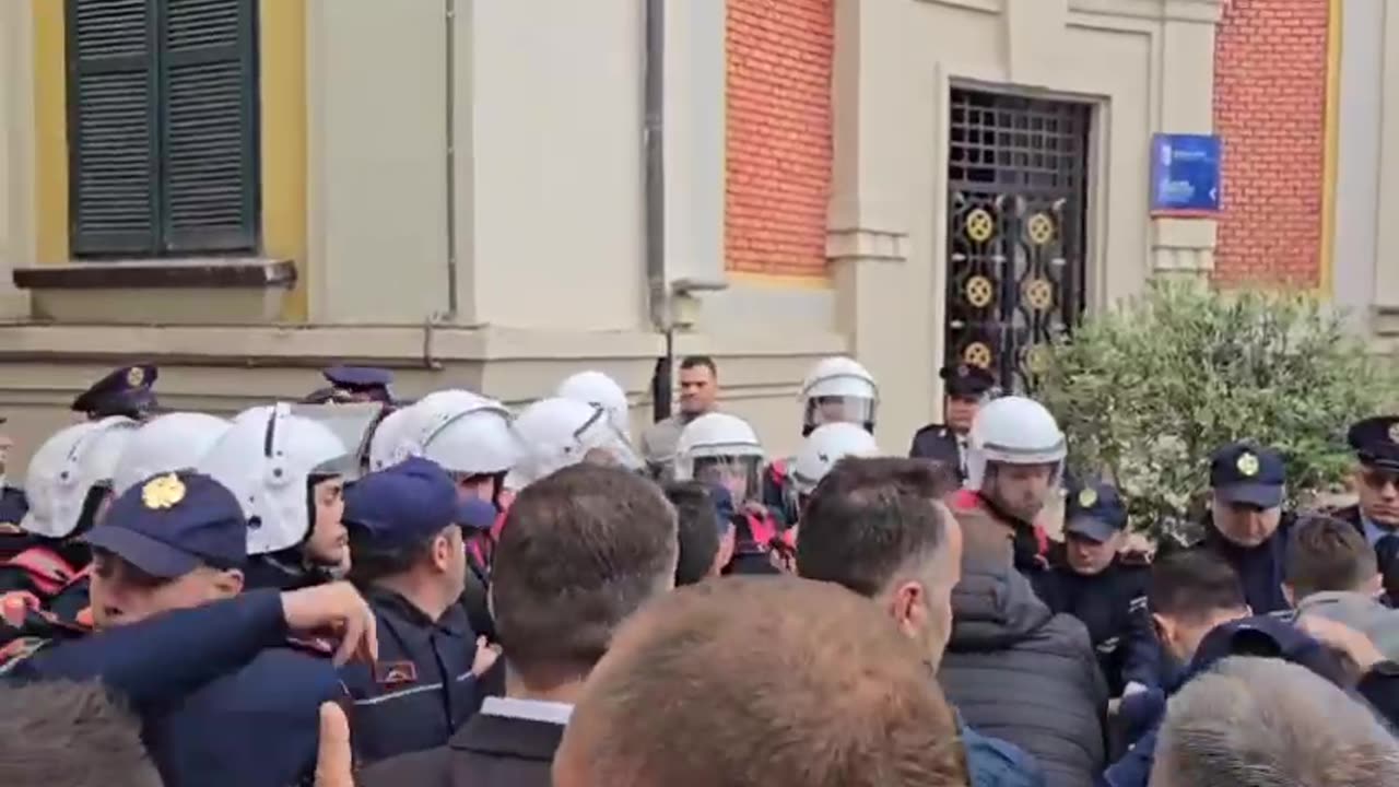 Protestuesit perplasen me policine te bashkia e Tiranes