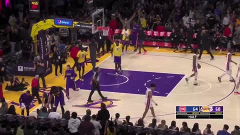 Lonnie Walker shocks entire Lakers crowd with buzzer beater after insane pass by Russ