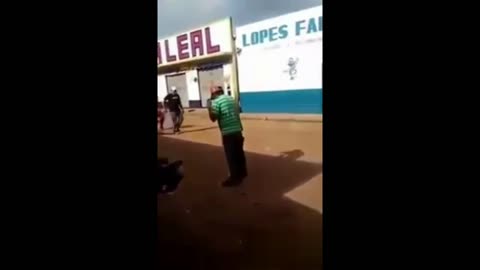 MASTER OF CAPOEIRA TEACHES HIS ART EVEN WHEN HE IS FULL OF ALCOHOL !!! HAHAHAHA