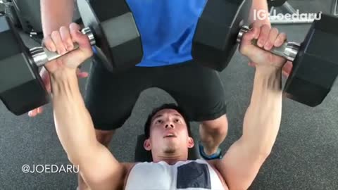 Guys asks stranger to spot him at gym