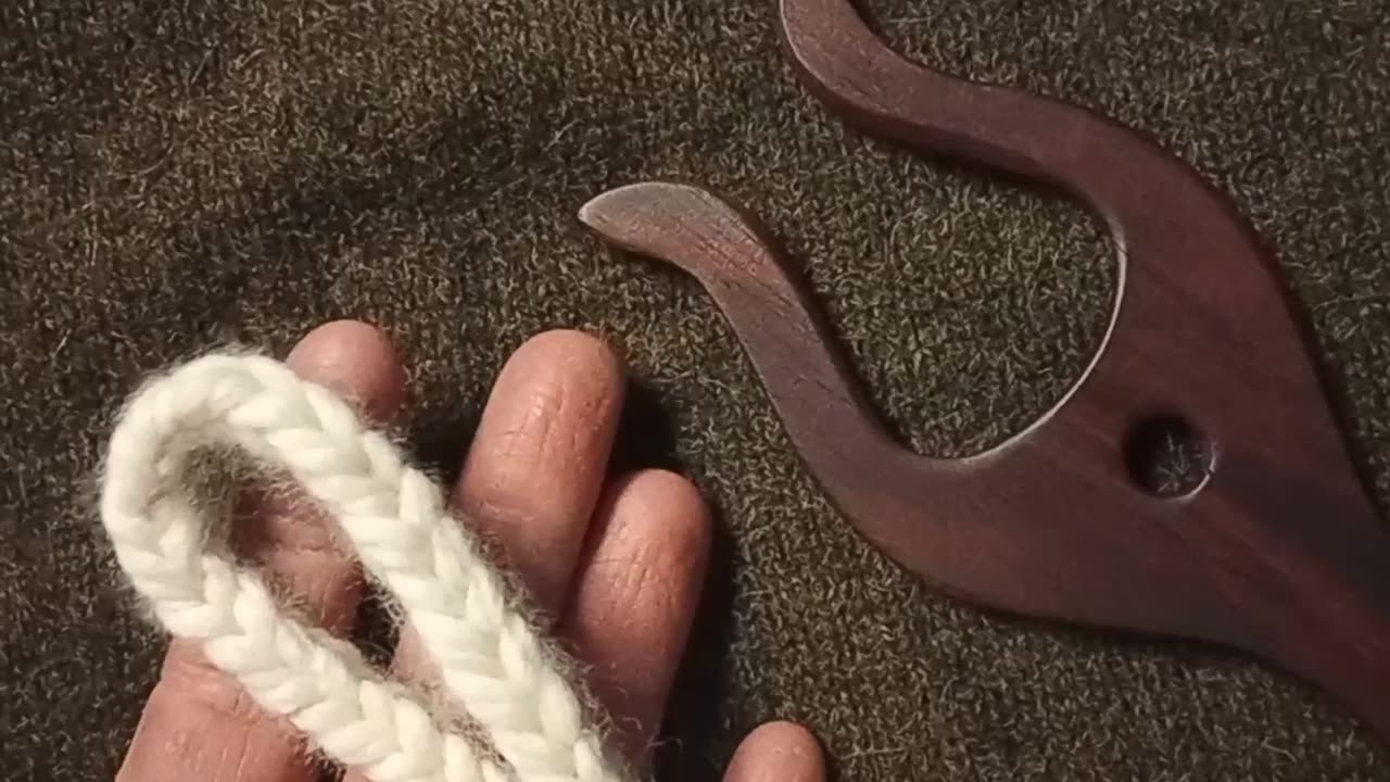 Video Short : Close-up Version of Cordage Making, Via Viking / Medieval Technology