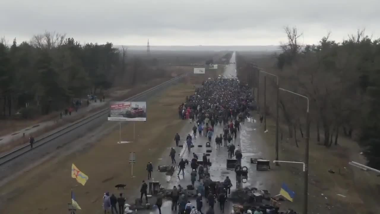 Residents of Energodar took to the streets to prevent Russian troops