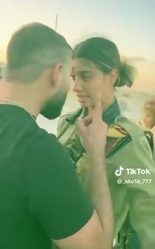 Corre aqui, feministas. Empoderamento é isso aqui, suas comedoras de pão com mortadela!😘