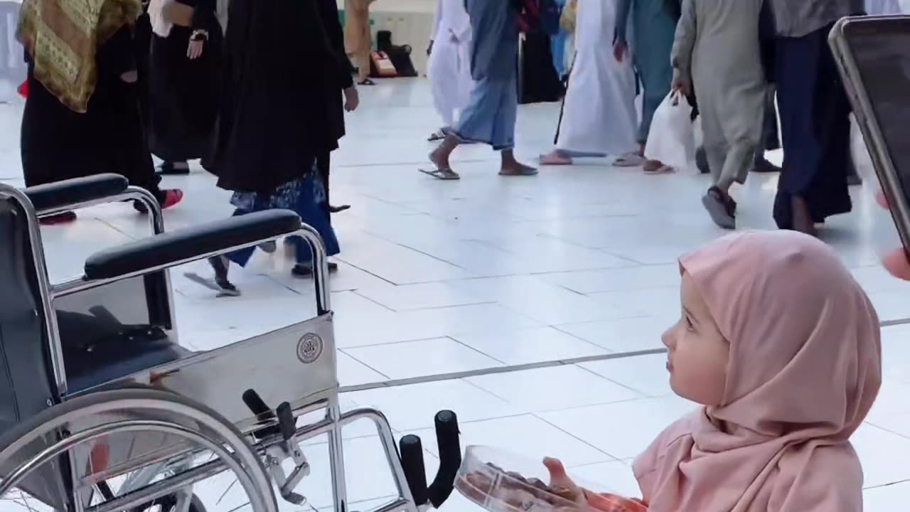 Cute babe sharing dates in makkah