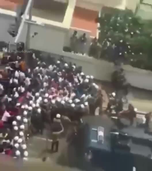 Protesters storm the presidential palace in Sri Lanka's 1