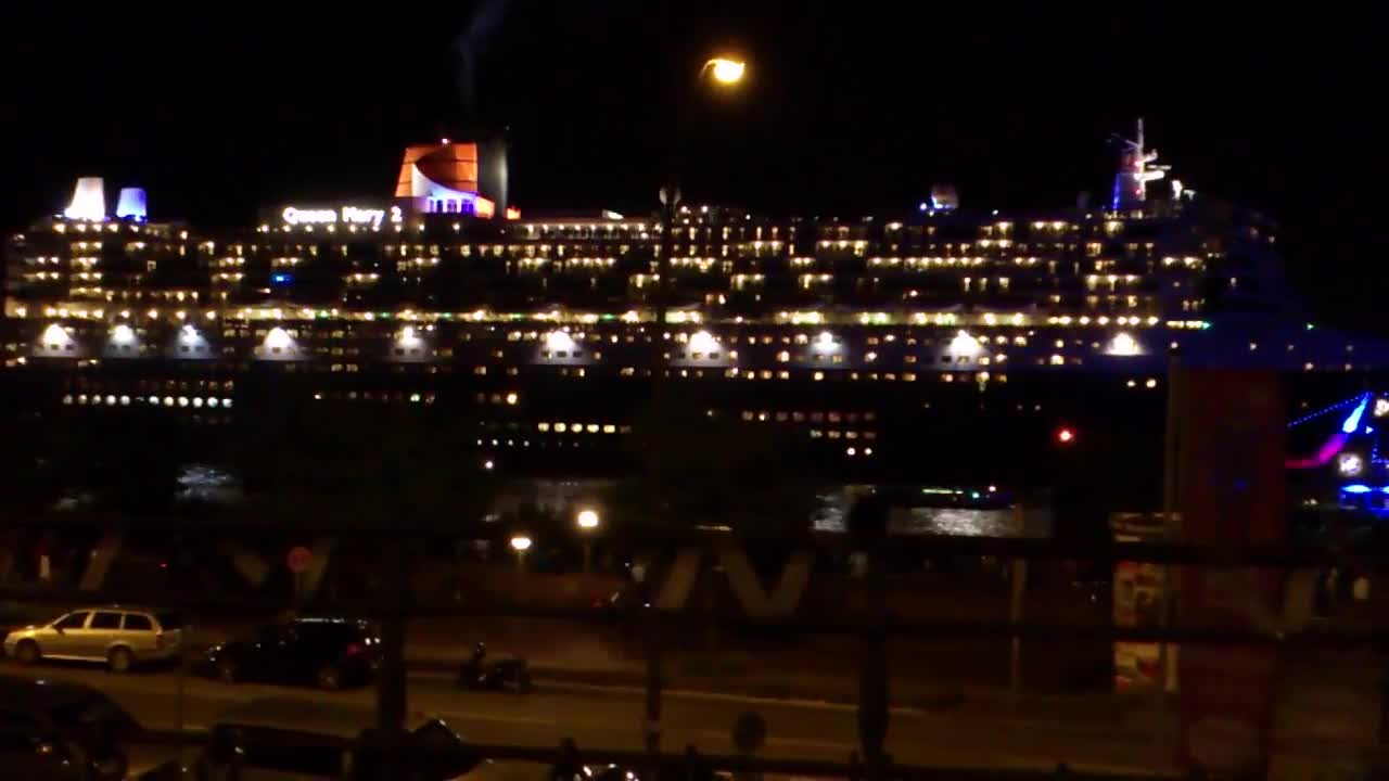 Crucero transatlántico toca ensordecedora bocina