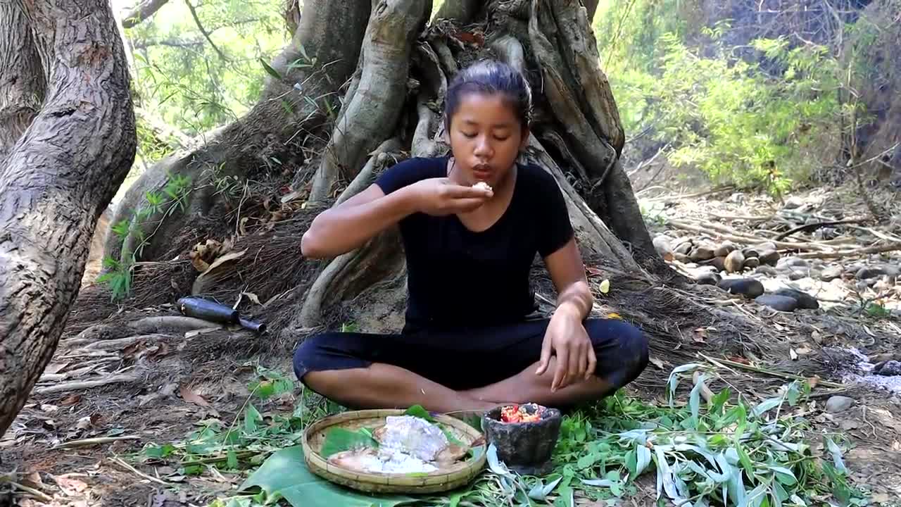 Survivel skills catch red fish at River to girled with forest