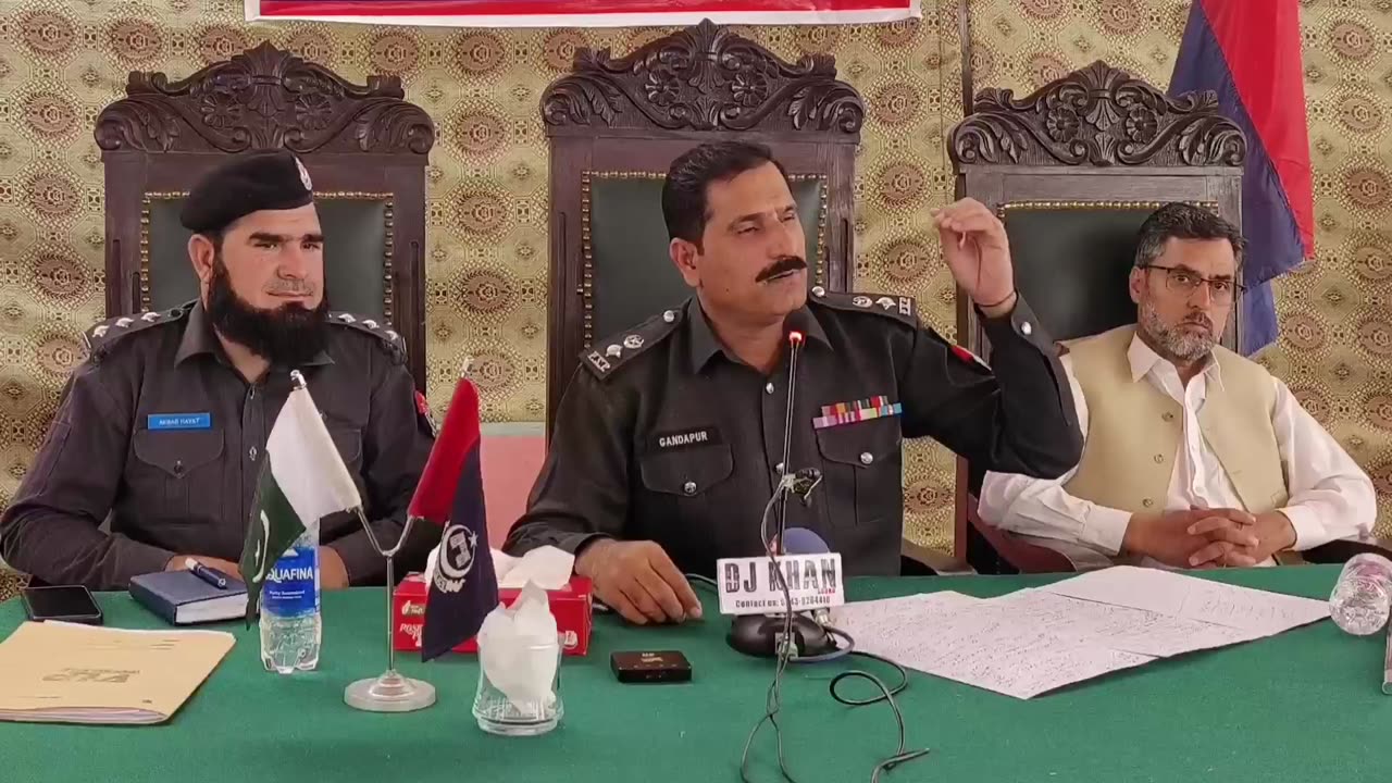 سوات: ڈسٹرکٹ پولیس آفیسر شفیع اللہ گنڈاپور مٹہ میں منعقد کھلی کچہری سے خطاب کر رہے ہیں۔