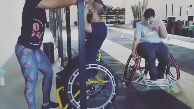 Fixed crossfit bar for wheelchair users