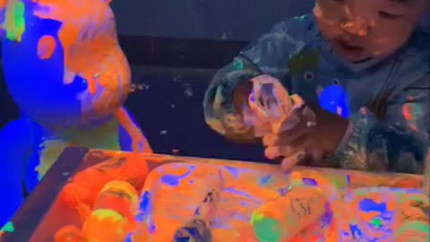 Glow-in-the-dark bubble play(2)