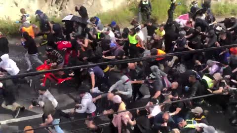 Protesters break through police line at anti-lockdown protest in Richmond (Melbourne), Australia