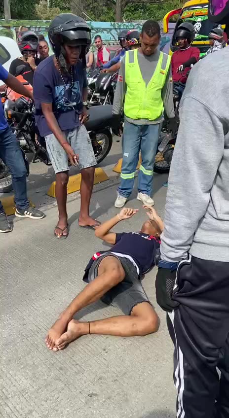 Video: Bus de Transcaribe arrolla a pasajero de moto en la avenida