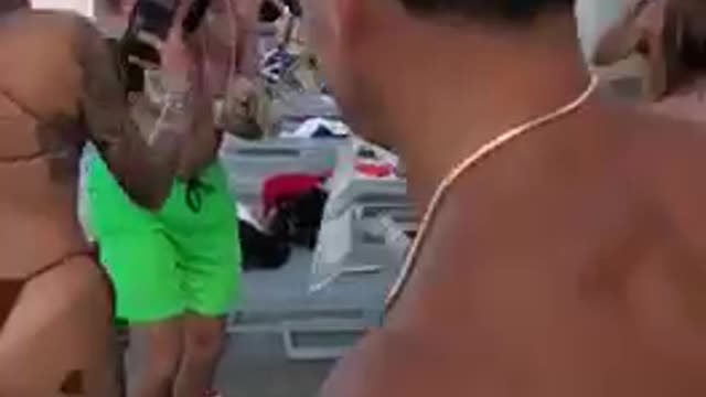 This guy is throwing away money at the pool party💸