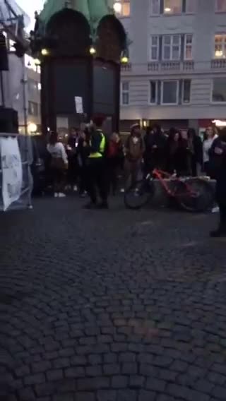 Frihedsdans på Christianshavns Torv | PER BRÆNDGAARD