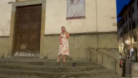 Opera Singer’s Voice fills the square in Florence