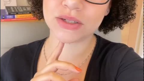 Carolina Lucchetti falando sobre o que postar para corretores de imóveis