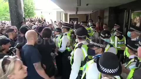 Folla incazzata davanti la sede della BBC.