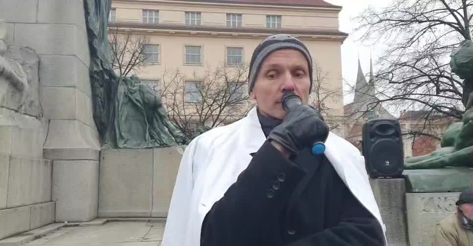 LŽETE! Mrazivé mlčení bílých plášťů. Udělejme tečku za mezinárodními pandemii