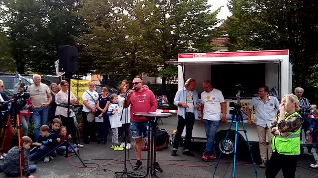 Paderborn,Eltern Stehen Auf : Rede von Locke Demo am Schulamt