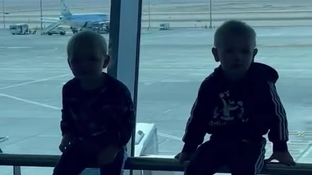 Kids fall off bannister at the exact same time