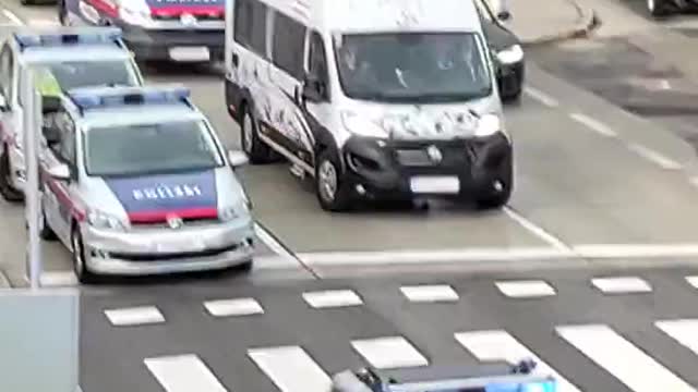 Freedom Convoy Europe - Lots and lots of police in Vienna (Austria) trying to intimidate truckers