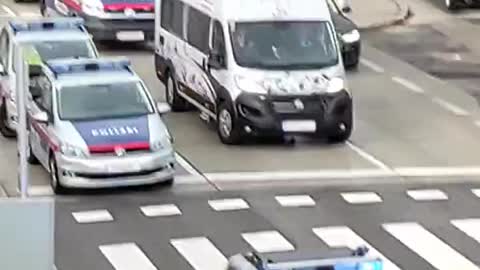 Freedom Convoy Europe - Lots and lots of police in Vienna (Austria) trying to intimidate truckers