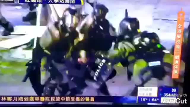 警察恐襲 圍毆市民