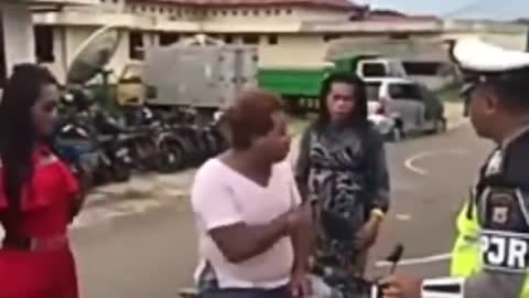 Haha... Kalau melihat emak -emak naik sepeda motor sungguh Super Berni.