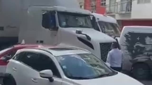 A popular video of the anger of a Mexican truck driver 😳😳