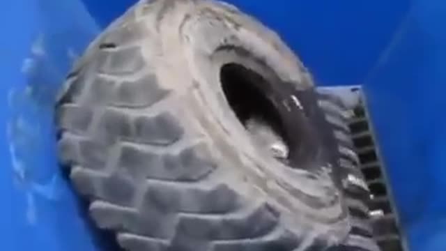 This Shredder Destroys EVERYTHING That Falls Into its Path.