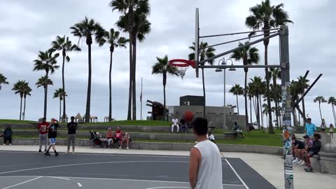 Bugs Bunny 1v1 Basketball at Venice Beach Space Jam IRLp6