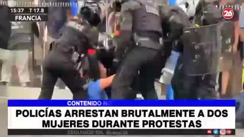 Francia: Policías golpean a dos mujeres no vacunadas