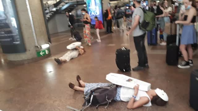 Les Masques Blancs Rassemblement du 14 mai Action Die Dead à la Gare de Part Dieu