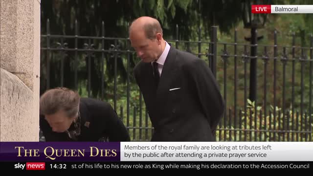 Emotional royals inspect tributes to Queen
