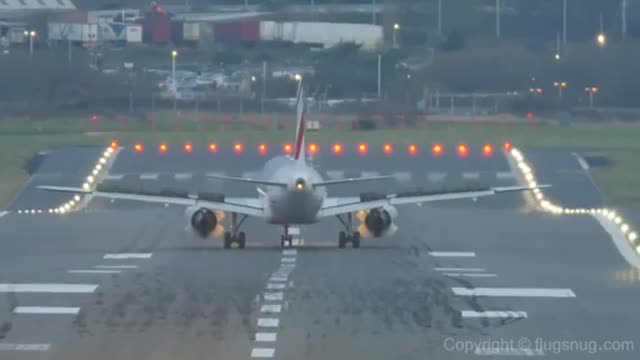 Airliners Struggle to Cope With Windy Landings