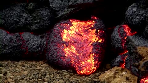 Scientist captures egg-shaped lobes in Iceland