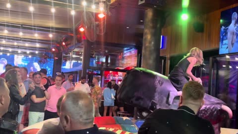 GIRL TAKE ON THE BULL! Benidorm Bull Ride. Mechanical Bull EPIC FAIL