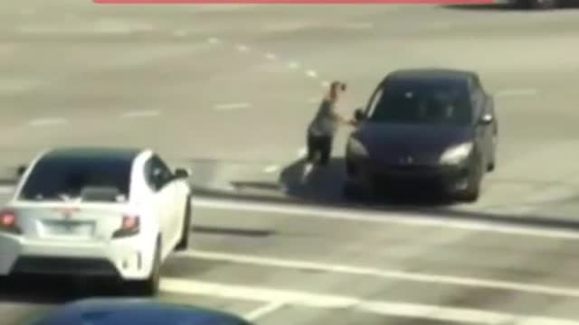 UnceStreet cameras showed good Samaritans stopping a car inabusy intersection