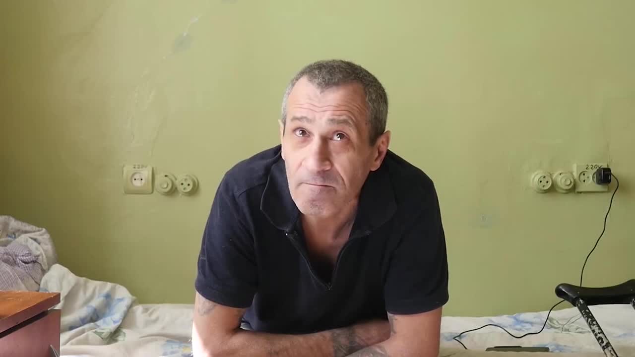 Refugee from Mariupol tells how a Ukrainian sniper killed a young girl