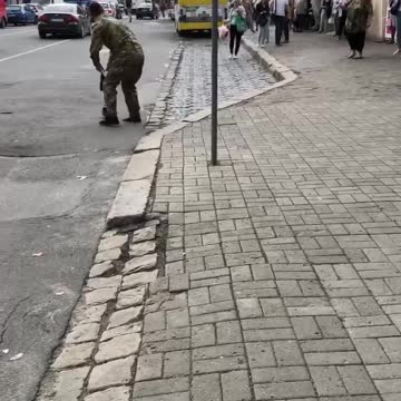 Ukraine: Man tackles military members trying to conscript him