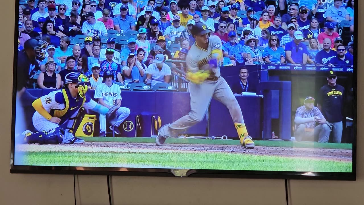 manny machado reacts poorly in dugout