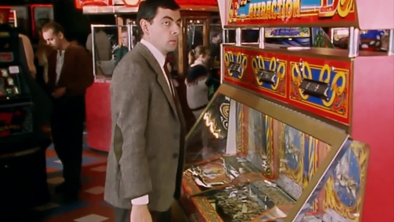 Mr. Bean trying to dive (LOL) (FUNNY)